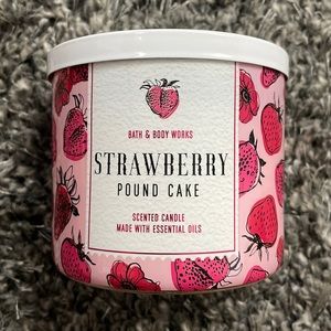 Bath and Bodyworks strawberry poundcake candle